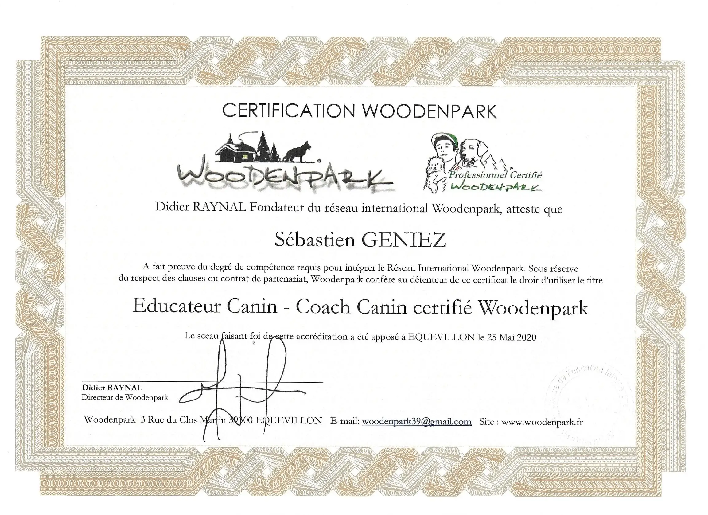 Diplôme de certification Woodenpark éducateur canin et coach canin décerné à Sébastien Geniez.